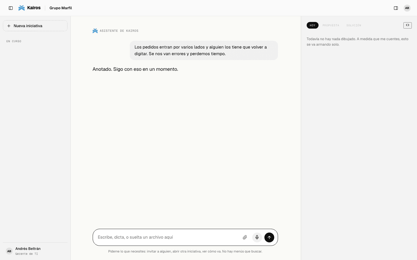 Conversación con el asistente de Kairos, con el lienzo del proceso a la derecha y la lista de iniciativas a la izquierda.